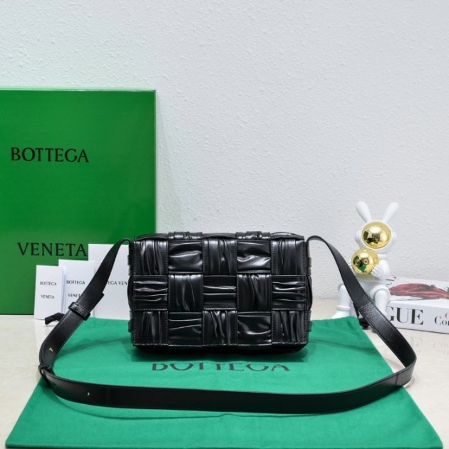 보테가베네타 인트레치아토 레더 카세트백 블랙